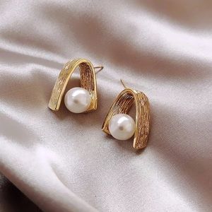 🔥 NWT! Curved pearl earrings